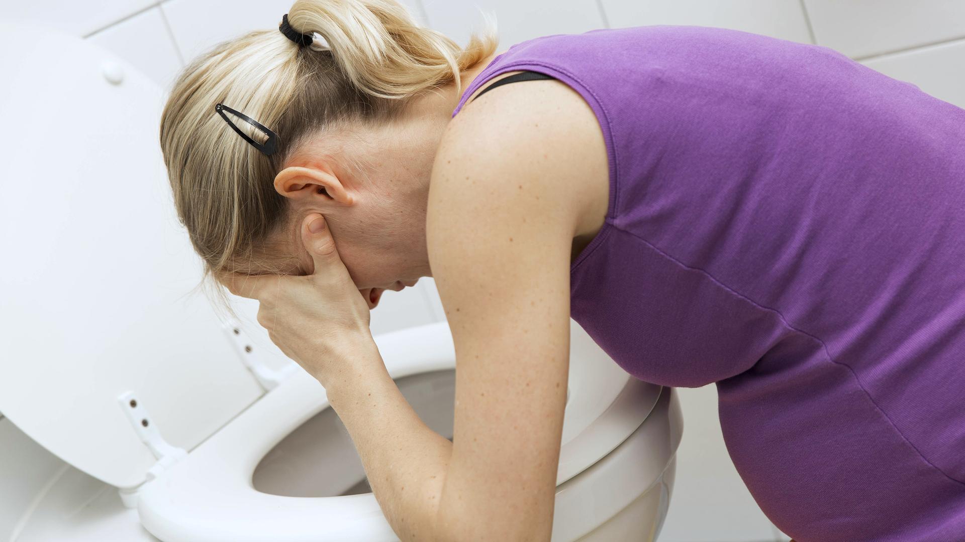 Symbolbild: Schwangere Frau über der Toilette