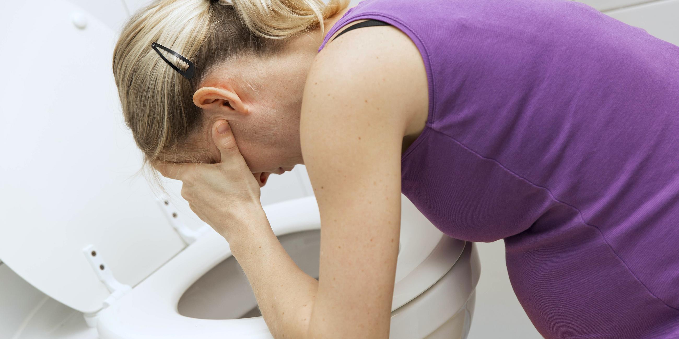 Symbolbild: Schwangere Frau über der Toilette