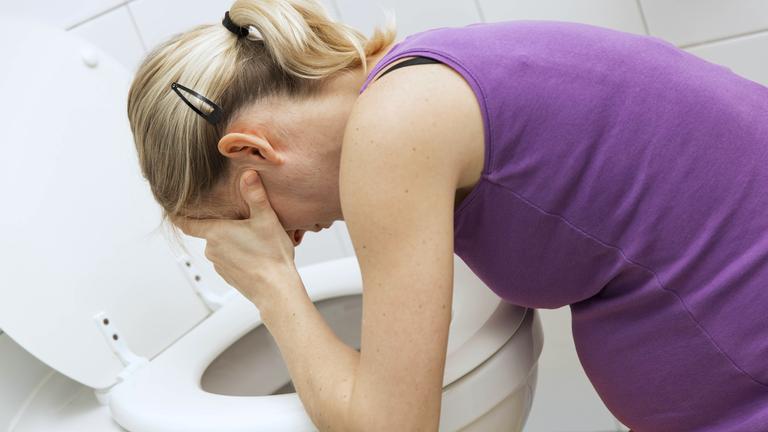 Symbolbild: Schwangere Frau über der Toilette