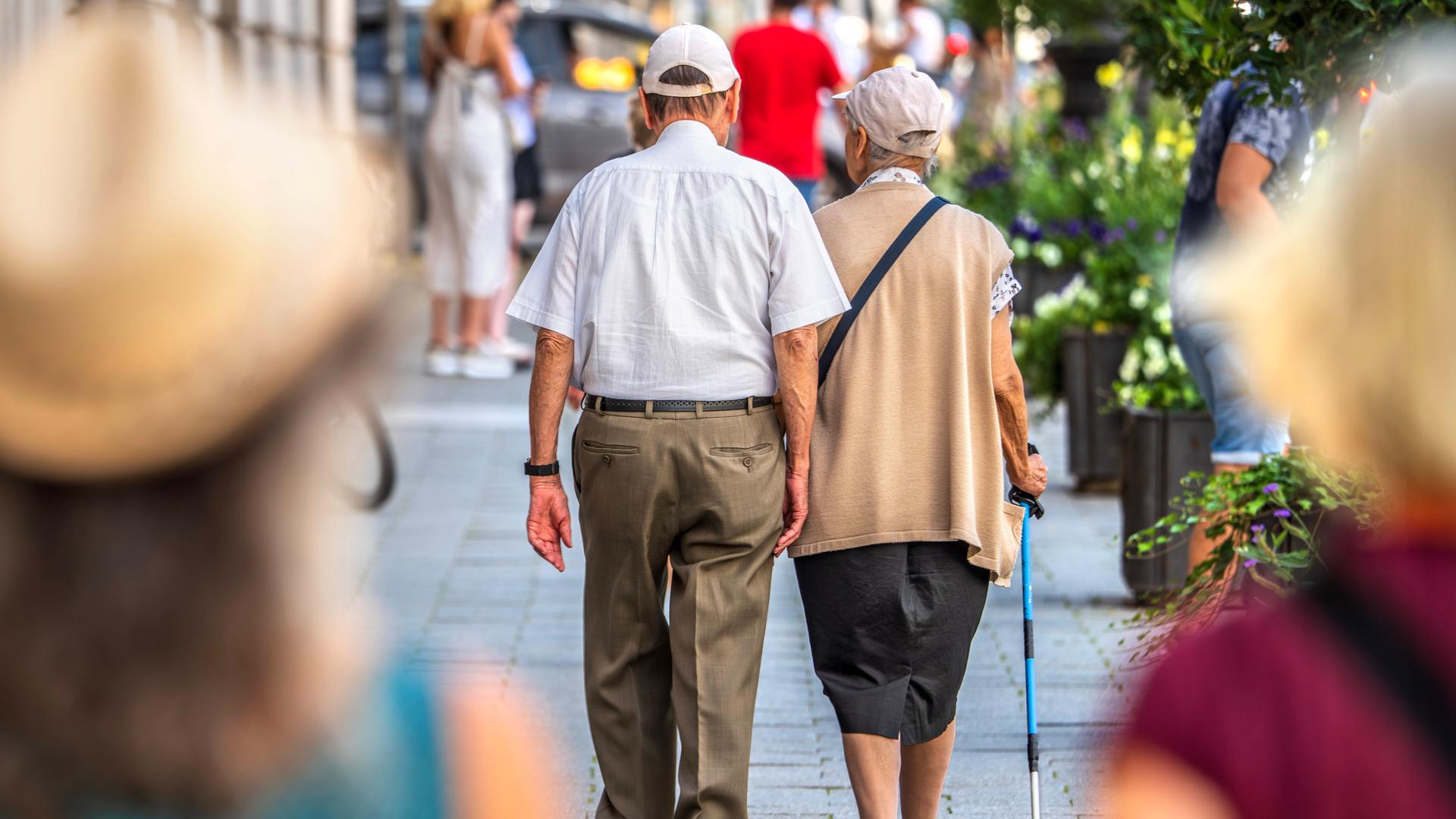 Zwei Senioren in der München Innenstadt im August 2024.