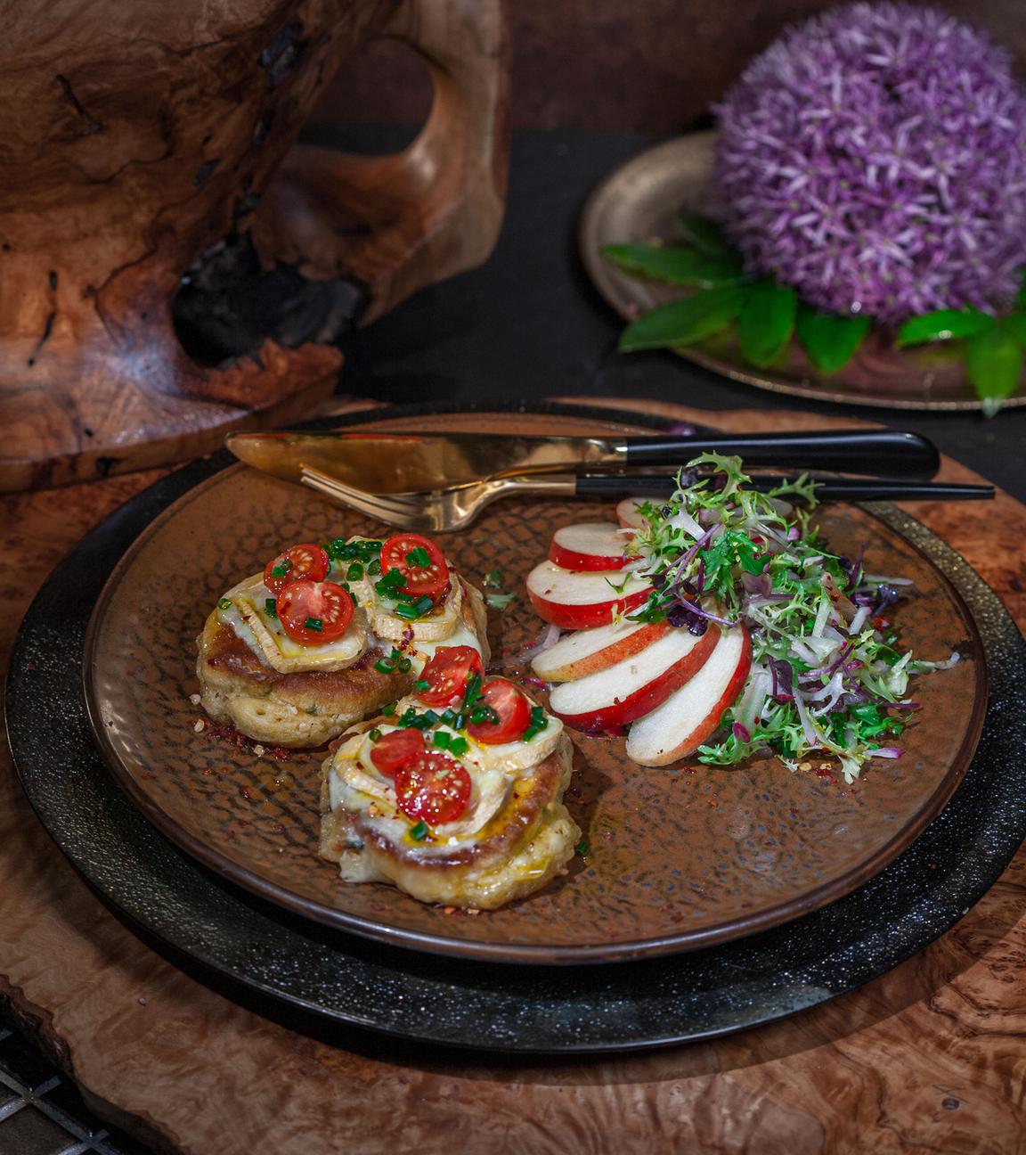 Überbackene Pancakes mit Röstzwiebeln an Endiviensalat