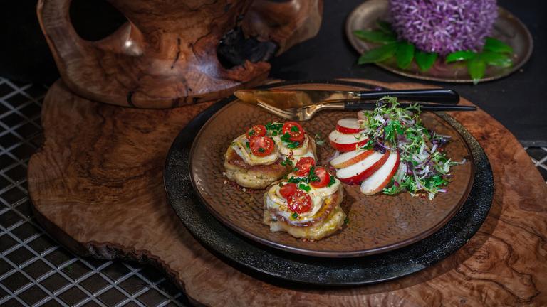 Überbackene Pancakes mit Röstzwiebeln an Endiviensalat