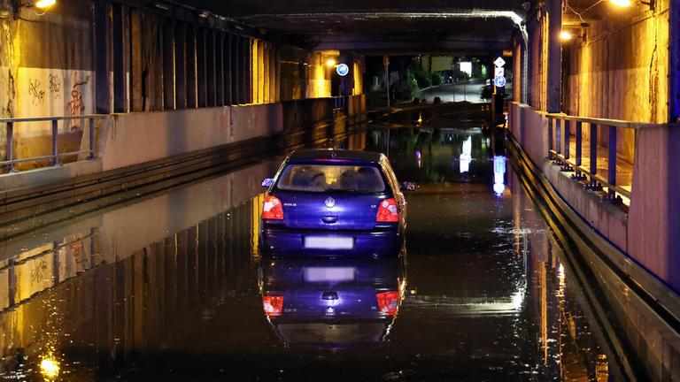  Ein Auto steht in einer überfluteten Unterführung in Aschaffenburg am 11.07.2024