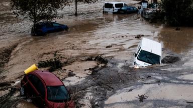 Autos werden von den Wassermassen weggeschwemmt, nachdem der Fluss in der Stadt Alora aufgrund heftiger Regenfälle über die Ufer getreten ist.