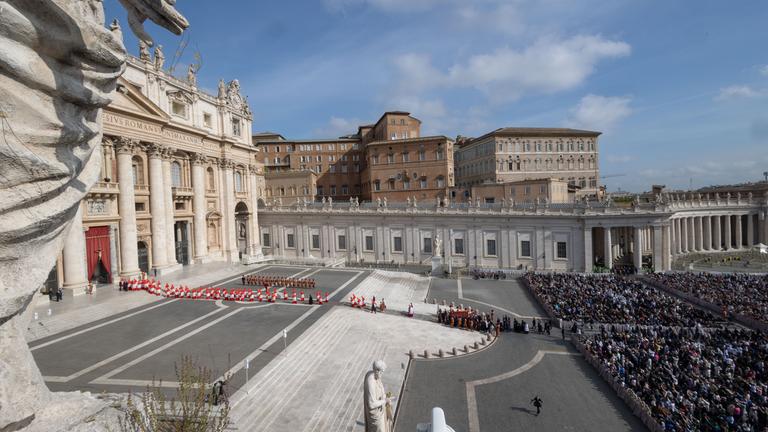 Überführung des Sarges von Papst Franziskus zum Petersplatz in Rom