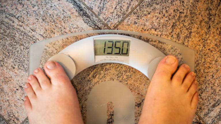 Nordrhein-Westfalen, Bad Oeynhausen: Ein Mann steht auf einer Waage.