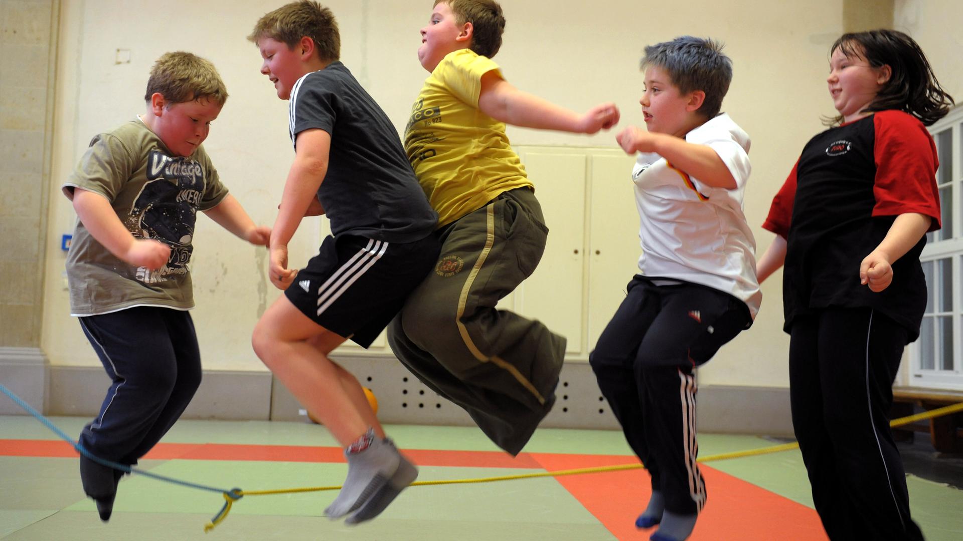 In einer Sporthalle in Leipzig trainieren übergewichtige Kinder Seilspringen (Archiv).