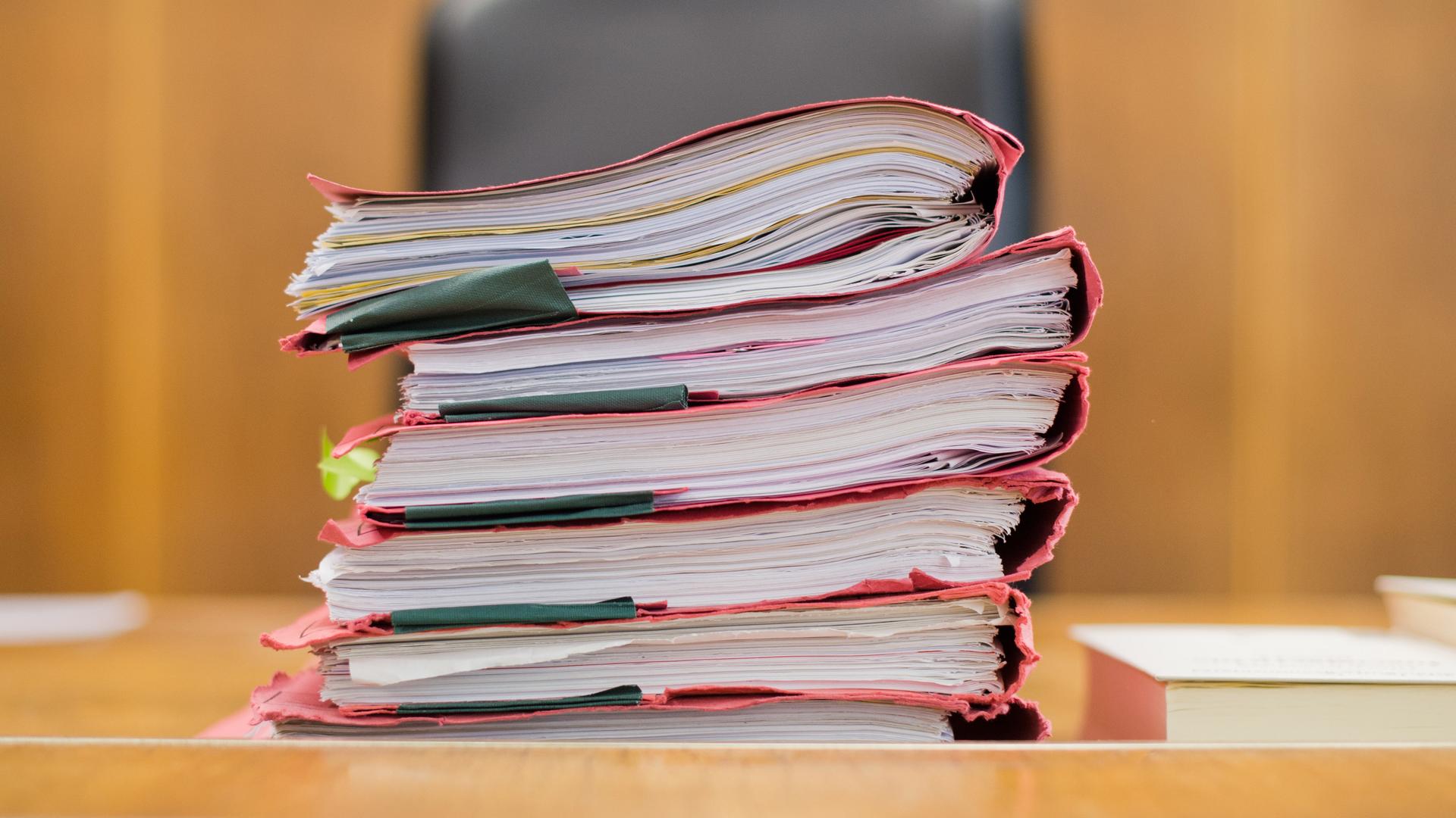 Akten liegen am 12.04.2016 vor Beginn eines Prozesses in einem Gerichtssaal im Landgericht in Hannover.