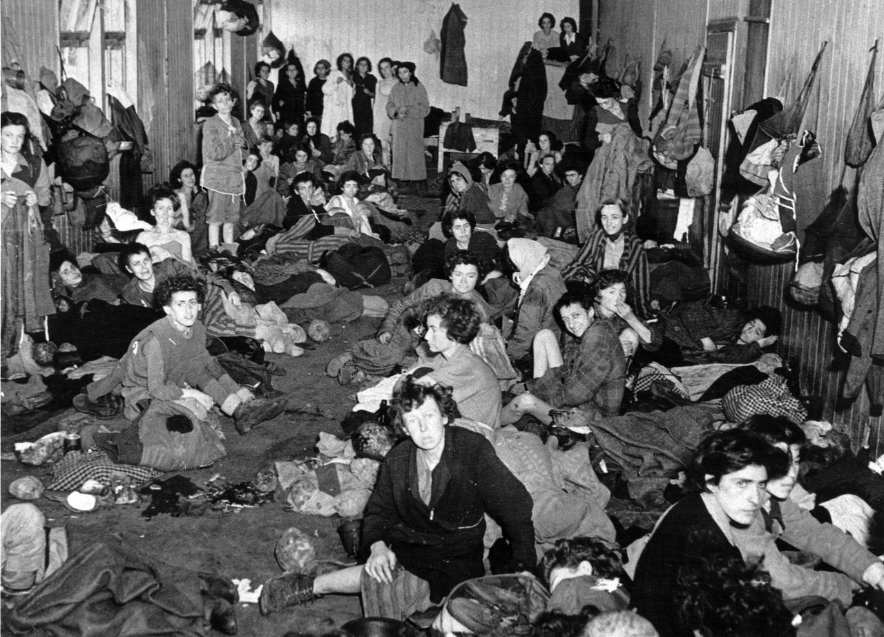 Überlebende des Konzentrationslagers Bergen-Belsen nach der Befreiung