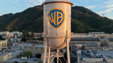 In einer Luftaufnahme ist das Warner-Bros-Logo auf dem Wasserturm der Warner-Bros.