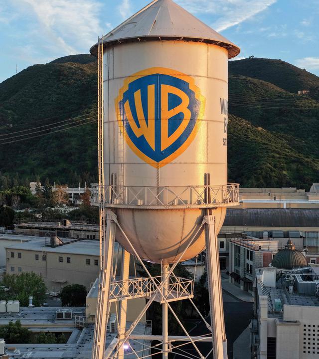 In einer Luftaufnahme ist das Warner-Bros-Logo auf dem Wasserturm der Warner-Bros.