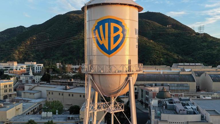 In einer Luftaufnahme ist das Warner-Bros-Logo auf dem Wasserturm der Warner-Bros.