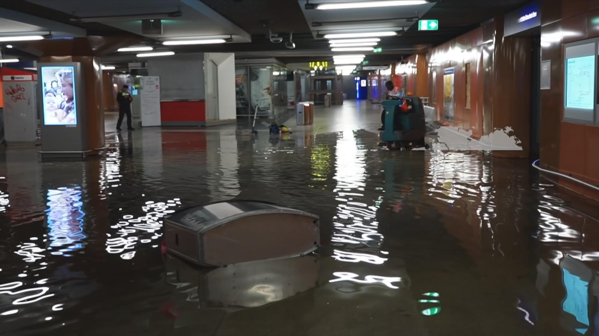 Auf dem Bild ist der überschwemmte Südbahnhof in Frankfurt zu sehen.