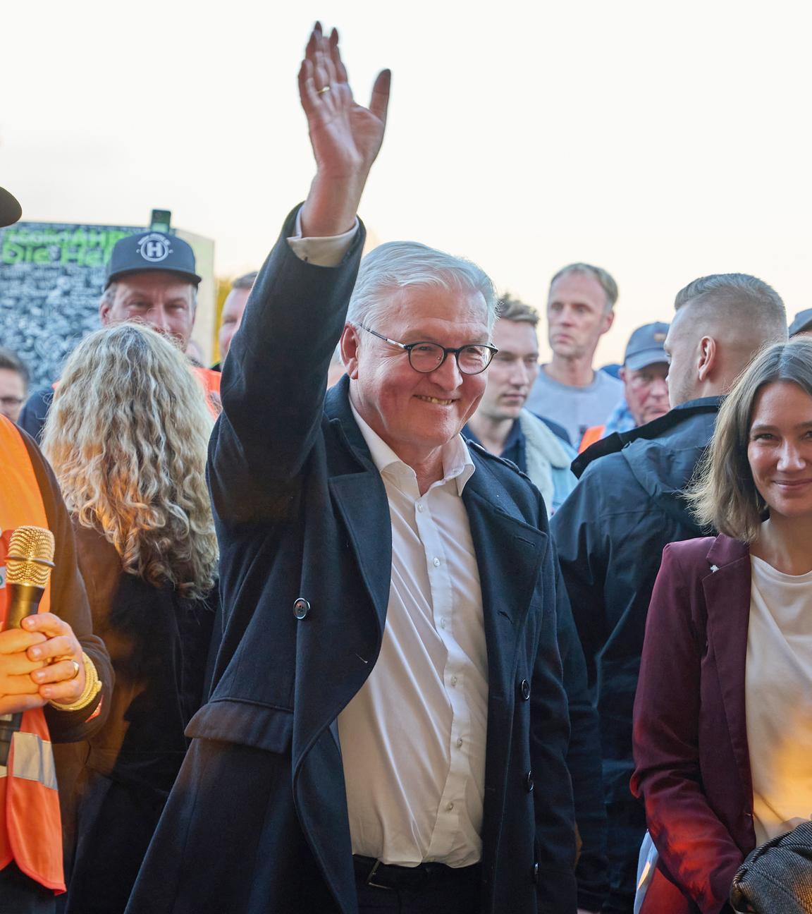 Steinmeier begrüßt die Menschen in Ahrtal, neben ihn Anne Spiegel