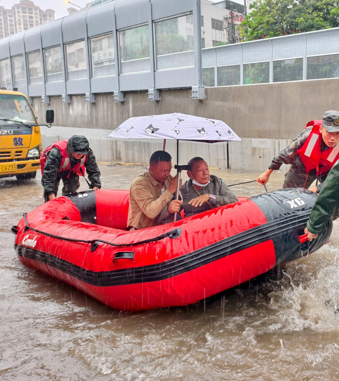 Einwohner werden in Qinzhou mit einem Boot evakuiert