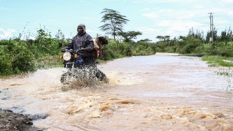 : Ein Mann fährt mit seinem Motorrad auf einer überschwemmten Straße in Rongai im Bezirk Nakuru, nachdem die zunehmenden Regenfälle in Kenia mehr als 200 Menschenleben gefordert und viel Eigentum zerstört haben. 
