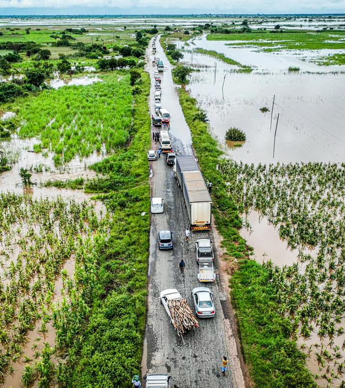 Fahrzeuge säumen die vom Hochwasser beschädigte Straße N1. Seit Wochen sorgen außergewöhnlich starke Regenfälle im südlichen Afrika für schwere Überschwemmungen.