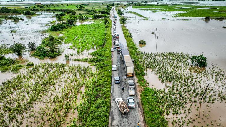 Fahrzeuge säumen die vom Hochwasser beschädigte Straße N1. Seit Wochen sorgen außergewöhnlich starke Regenfälle im südlichen Afrika für schwere Überschwemmungen.