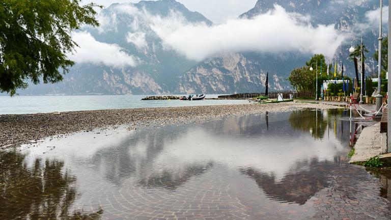 Nago Torbole, Gardasee, Italien – 25. Juni 2024: Themenbild Sturm am Gardasee: Der Regen hat stellenweise zu Überschwemmungen geführt. Ein Weg am See steht unter Wasser 