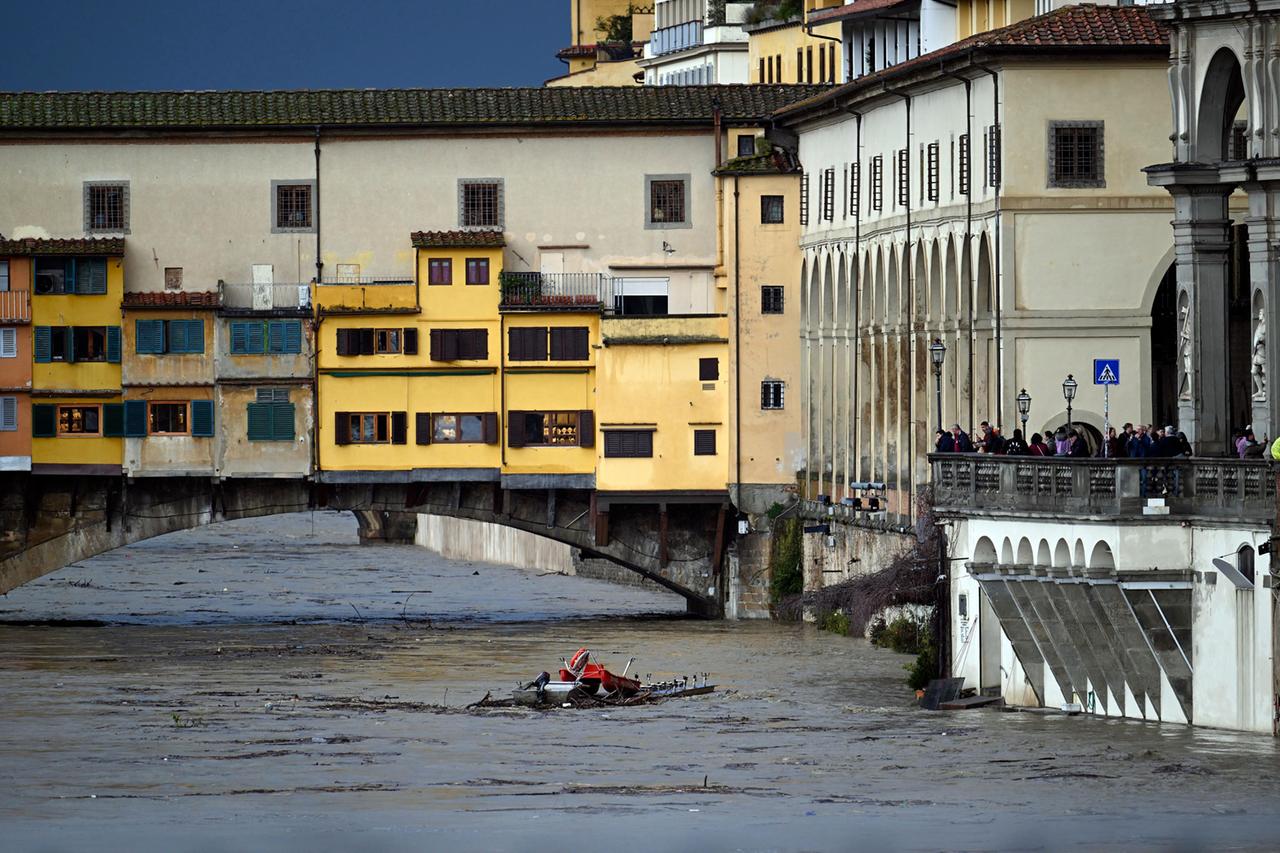 Eine Übersichtsaufnahme zeigt die Ponte Vecchio und den hohen Pegel des Arno in Florenz während der Überschwemmungen in der Toskana wegen Starkregen am 14. März 2025. 