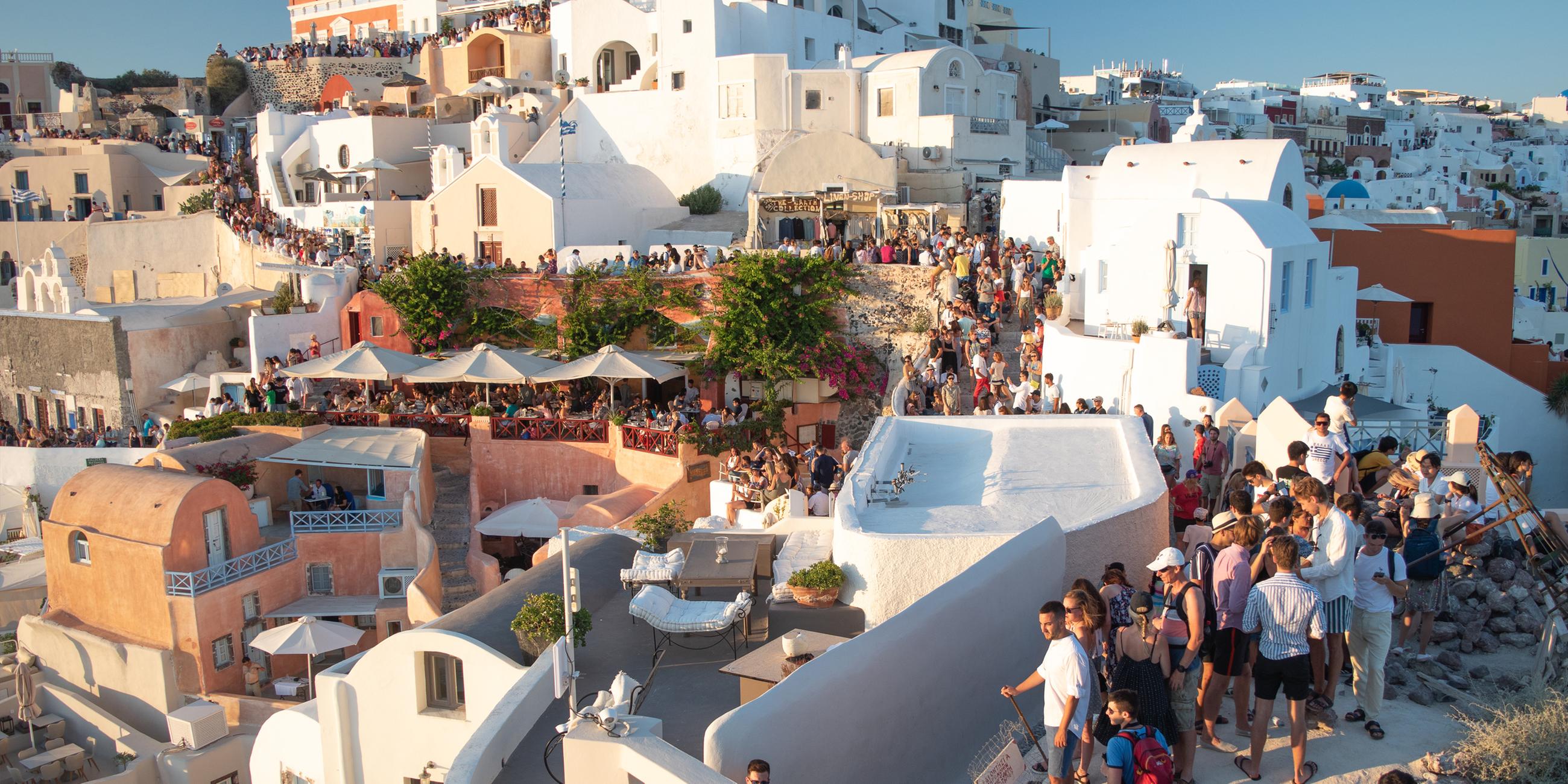 Wunderschönes Dorf Oia übervoll mit Touristen auf der Insel Santorini, Griechenland.