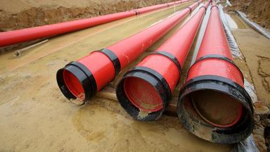 Rohre, in denen Erdkabel Strom transportieren sollen, werden am 11.07.2014 in Raesfeld (Nordrhein-Westfalen) verlegt.