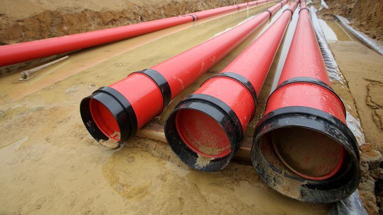 Rohre, in denen Erdkabel Strom transportieren sollen, werden am 11.07.2014 in Raesfeld (Nordrhein-Westfalen) verlegt.