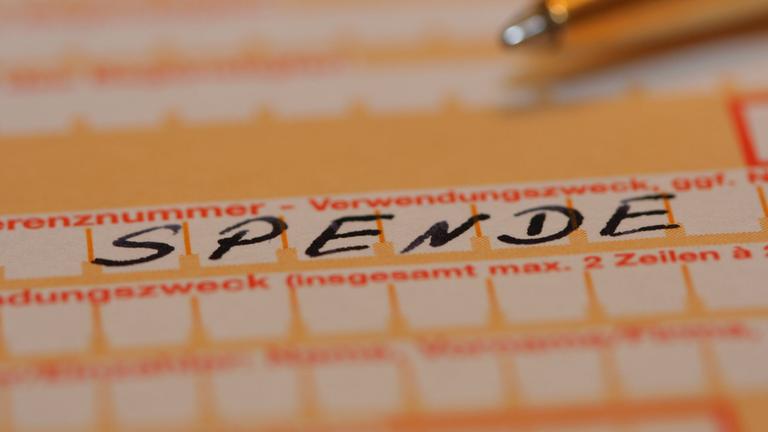 Nahaufnahme eines Überweisungsträgers der Bank auf dem das Wort Spende zu lesen ist.