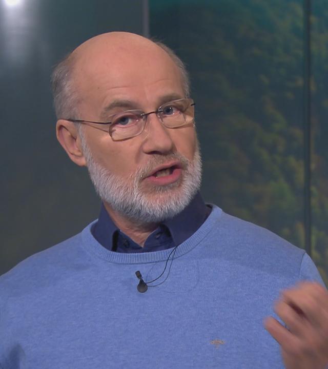 Professor Harald Lesch moderiert im Studio