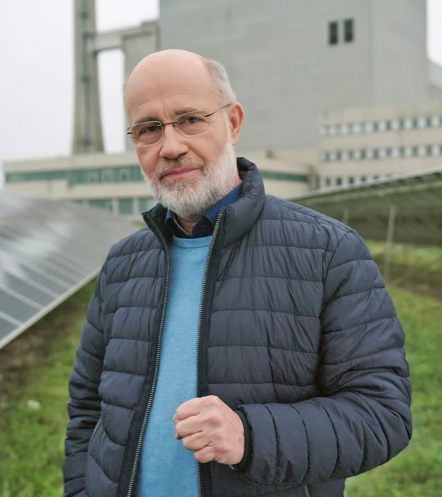 Professor Harald Lesch vor Atomreaktor