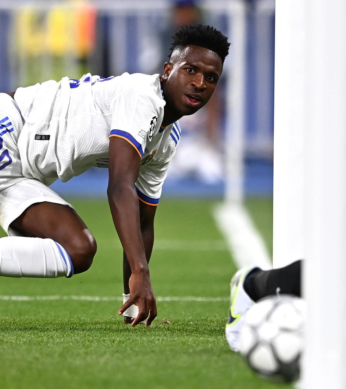 Vinicius Junior von Real Madrid schießt das Führungstor während des Endspiels der UEFA Champions League zwischen dem FC Liverpool und Real Madrid im Stade de France in Saint-Denis bei Paris, Frankreich, am 28. Mai 2022.