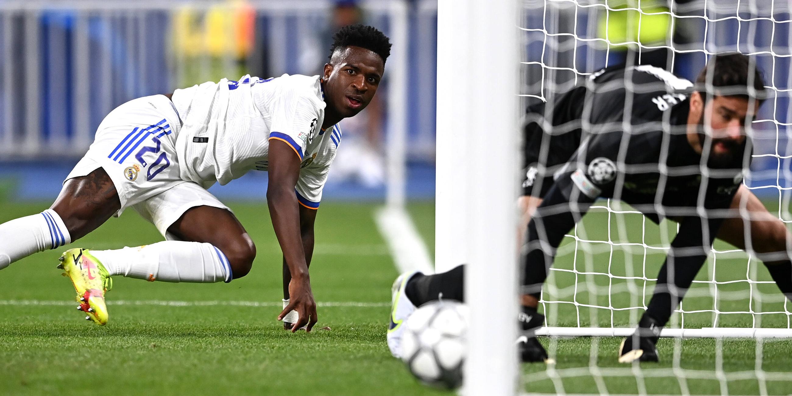 Vinicius Junior von Real Madrid schießt das Führungstor während des Endspiels der UEFA Champions League zwischen dem FC Liverpool und Real Madrid im Stade de France in Saint-Denis bei Paris, Frankreich, am 28. Mai 2022.