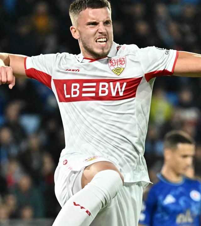 Ermedin Demirovic (VfB Stuttgart) bejubelt den dritten Treffer seiner Mannschaft während des UEFA-Champions-League-Spiels zwischen SK Slovan Bratislava und dem VfB Stuttgart