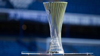Die silberne Trophäe der UEFA Conference League