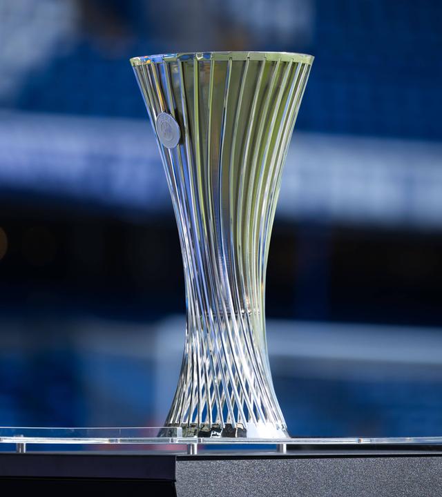 Die silberne Trophäe der UEFA Conference League