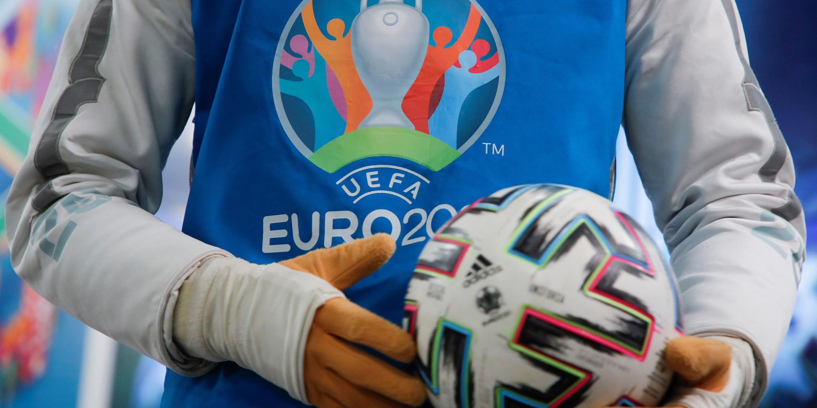 UEFA Euro 2020 Maskottchen Skillzy posiert mit dem Ball.