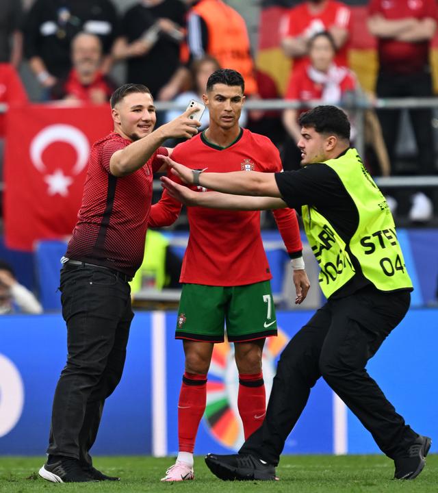 Euro 2024: Türkei - Portugal - Flitzer macht Selfie mit Portugals Cristiano Ronaldo