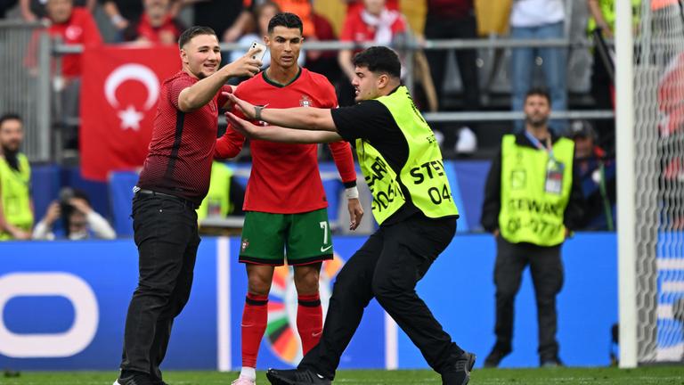 Euro 2024: Türkei - Portugal - Flitzer macht Selfie mit Portugals Cristiano Ronaldo