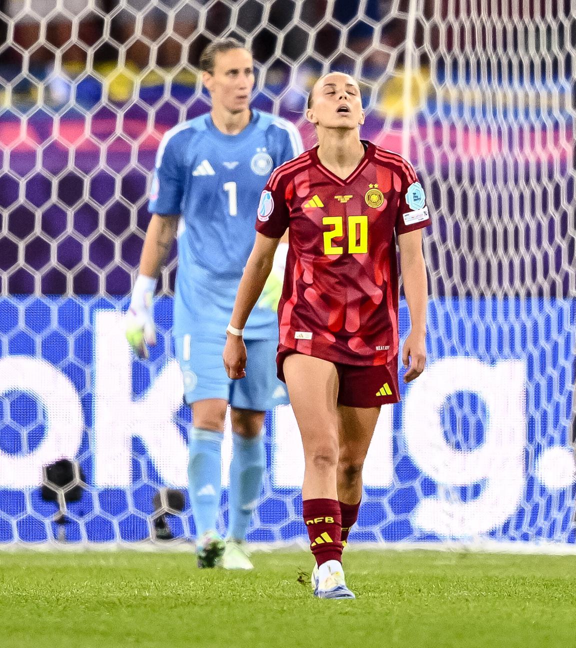 UEFA, Euro 2025, Frauen: Deutschland - Schweden: Torwart Ann-Katrin Berger (Deutschland) und Elisa Senss (Deutschland) niedergeschlagen