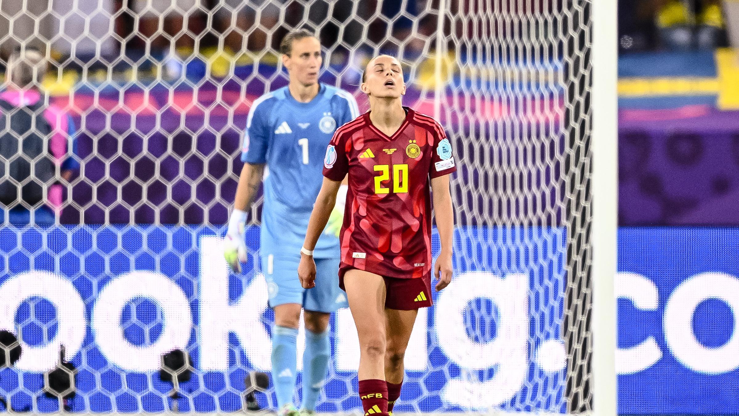 UEFA, Euro 2025, Frauen: Deutschland - Schweden: Torwart Ann-Katrin Berger (Deutschland) und Elisa Senss (Deutschland) niedergeschlagen