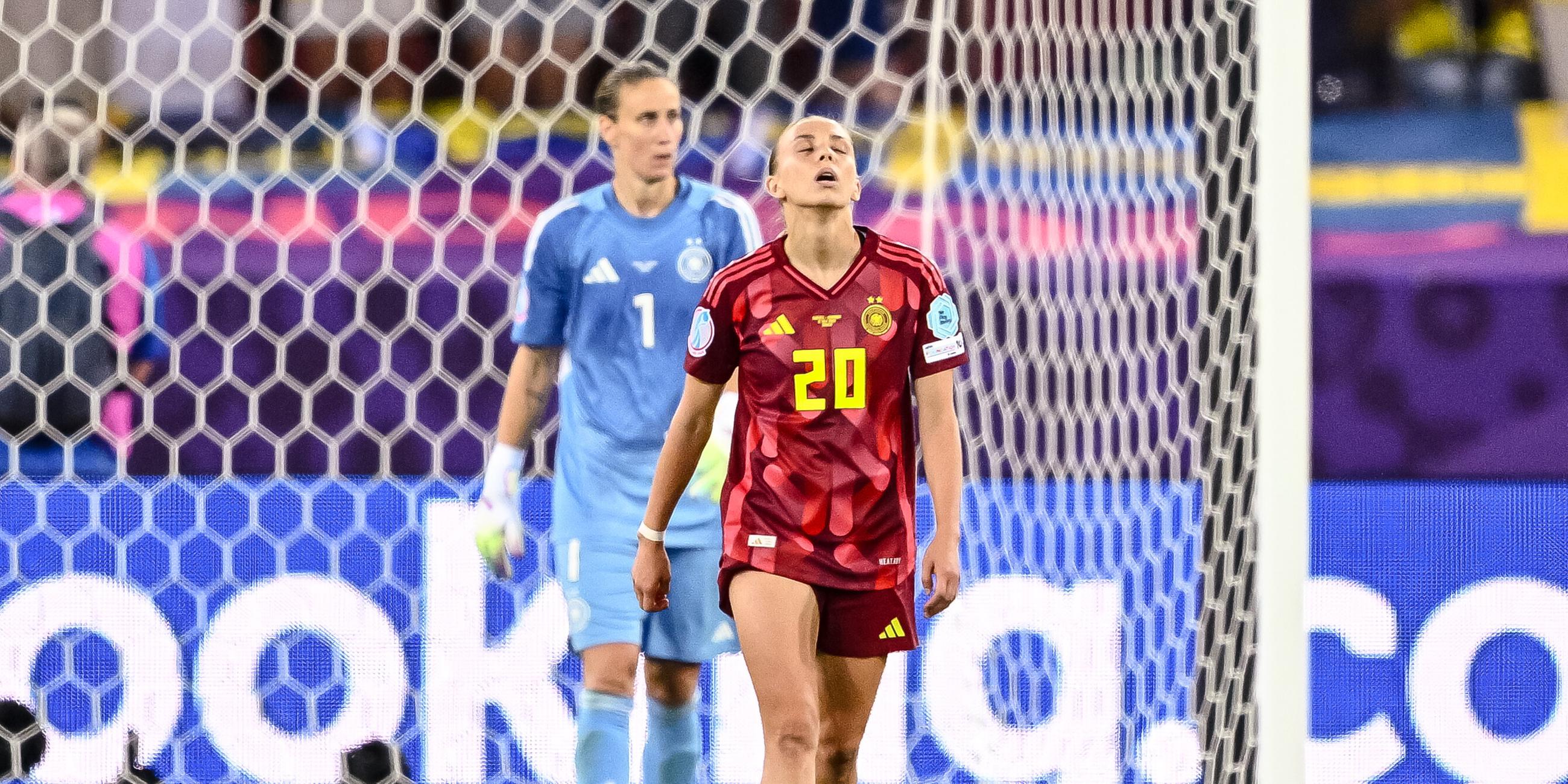 UEFA, Euro 2025, Frauen: Deutschland - Schweden: Torwart Ann-Katrin Berger (Deutschland) und Elisa Senss (Deutschland) niedergeschlagen