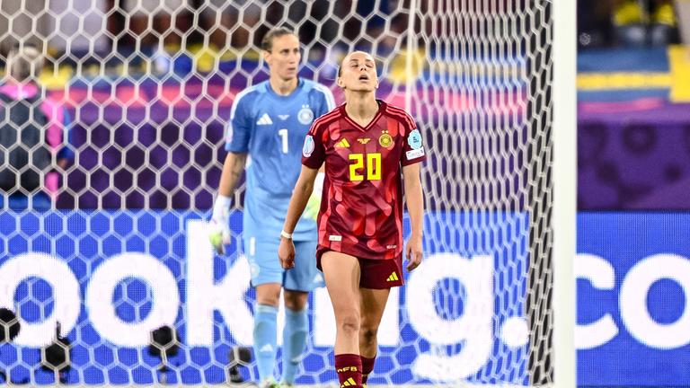 UEFA, Euro 2025, Frauen: Deutschland - Schweden: Torwart Ann-Katrin Berger (Deutschland) und Elisa Senss (Deutschland) niedergeschlagen