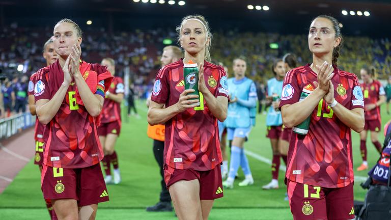 UEFA, Euro 2025, Frauen: Deutschland - Schweden: Enttäuschung bei der Deutschen Nationalmannschaft nach der Niederlage, Janina Minge, Kathrin Hendrich, Sara Däbritz