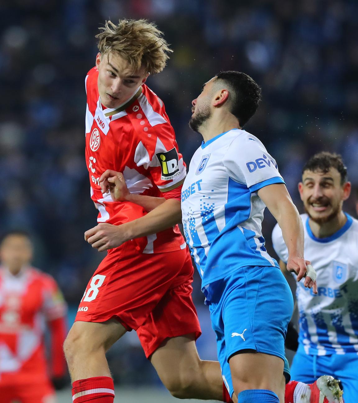 Rumänien, Craiova: Fußball: UEFA Europa Conference League, CS Universitatea Craiova - 1. FSV Mainz 05, Vorrunde, 4. Spieltag. Kacper Potulski (1. FSV Mainz 05) und Vladimir Screciu (CS Universitatea Craiova) kämpfen um den Ball
