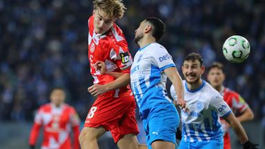 Rumänien, Craiova: Fußball: UEFA Europa Conference League, CS Universitatea Craiova - 1. FSV Mainz 05, Vorrunde, 4. Spieltag. Kacper Potulski (1. FSV Mainz 05) und Vladimir Screciu (CS Universitatea Craiova) kämpfen um den Ball