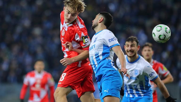 Rumänien, Craiova: Fußball: UEFA Europa Conference League, CS Universitatea Craiova - 1. FSV Mainz 05, Vorrunde, 4. Spieltag. Kacper Potulski (1. FSV Mainz 05) und Vladimir Screciu (CS Universitatea Craiova) kämpfen um den Ball