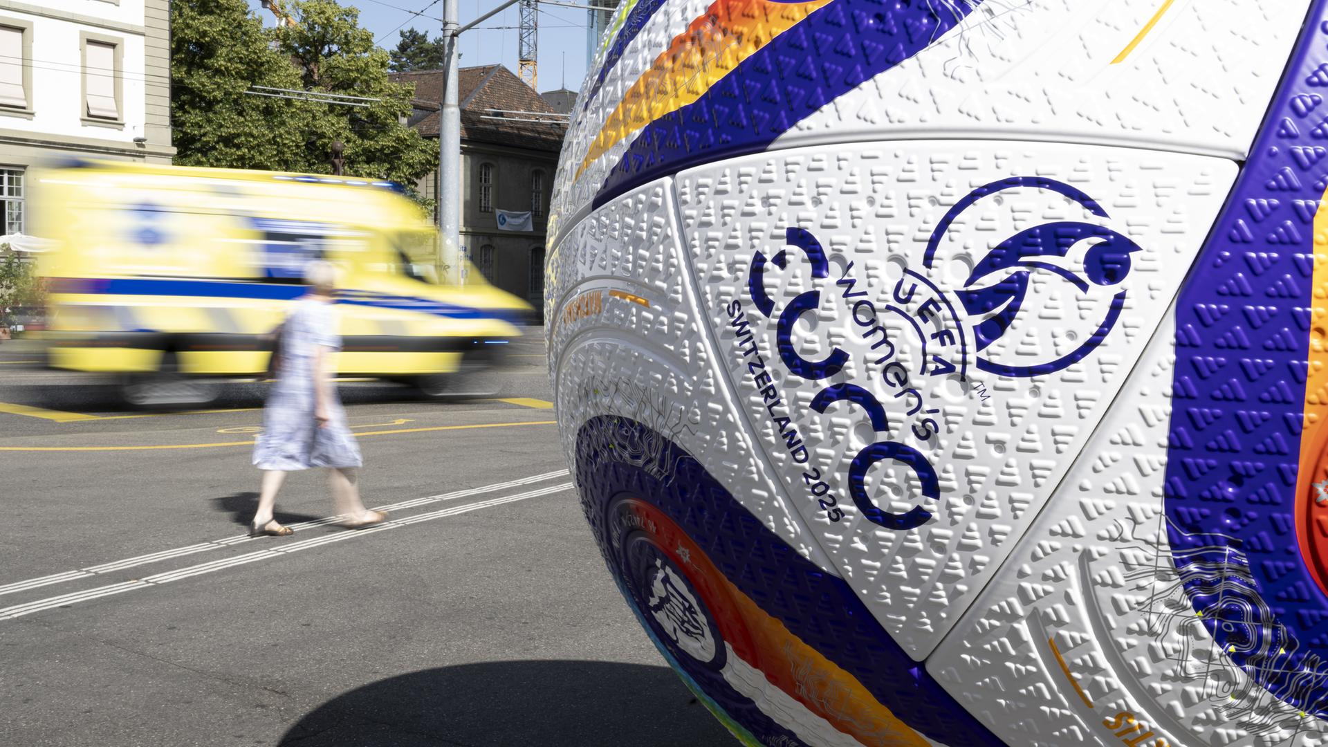 Ein riesiger Fußball vor dem Berner Bahnhof auf dem Bahnhofplatz anlässlich der Uefa Women Euro 2025 in Bern.