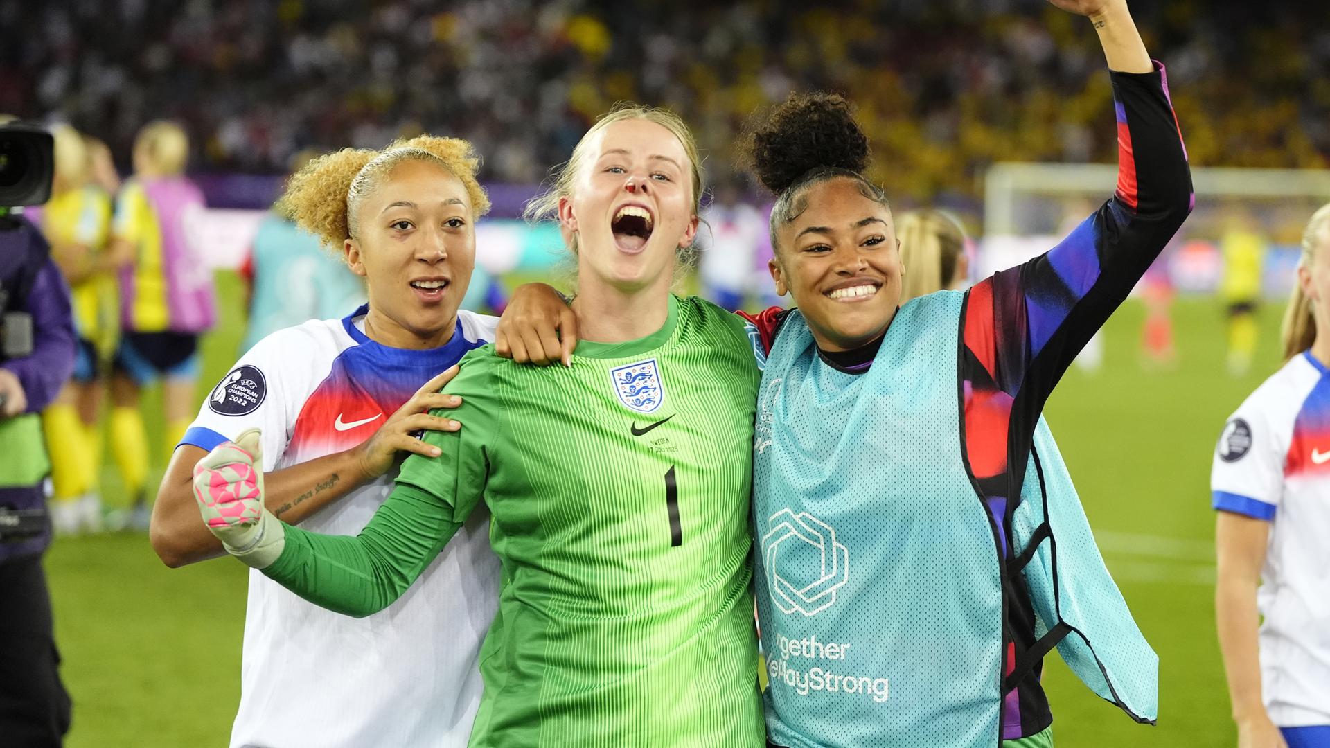 UEFA, Frauen, EM 2025, Schweden - England: Die Engländerinnen Lauren James, Hannah Hampton und Khiara Keating feiern den Sieg im Elfmeterschießen
