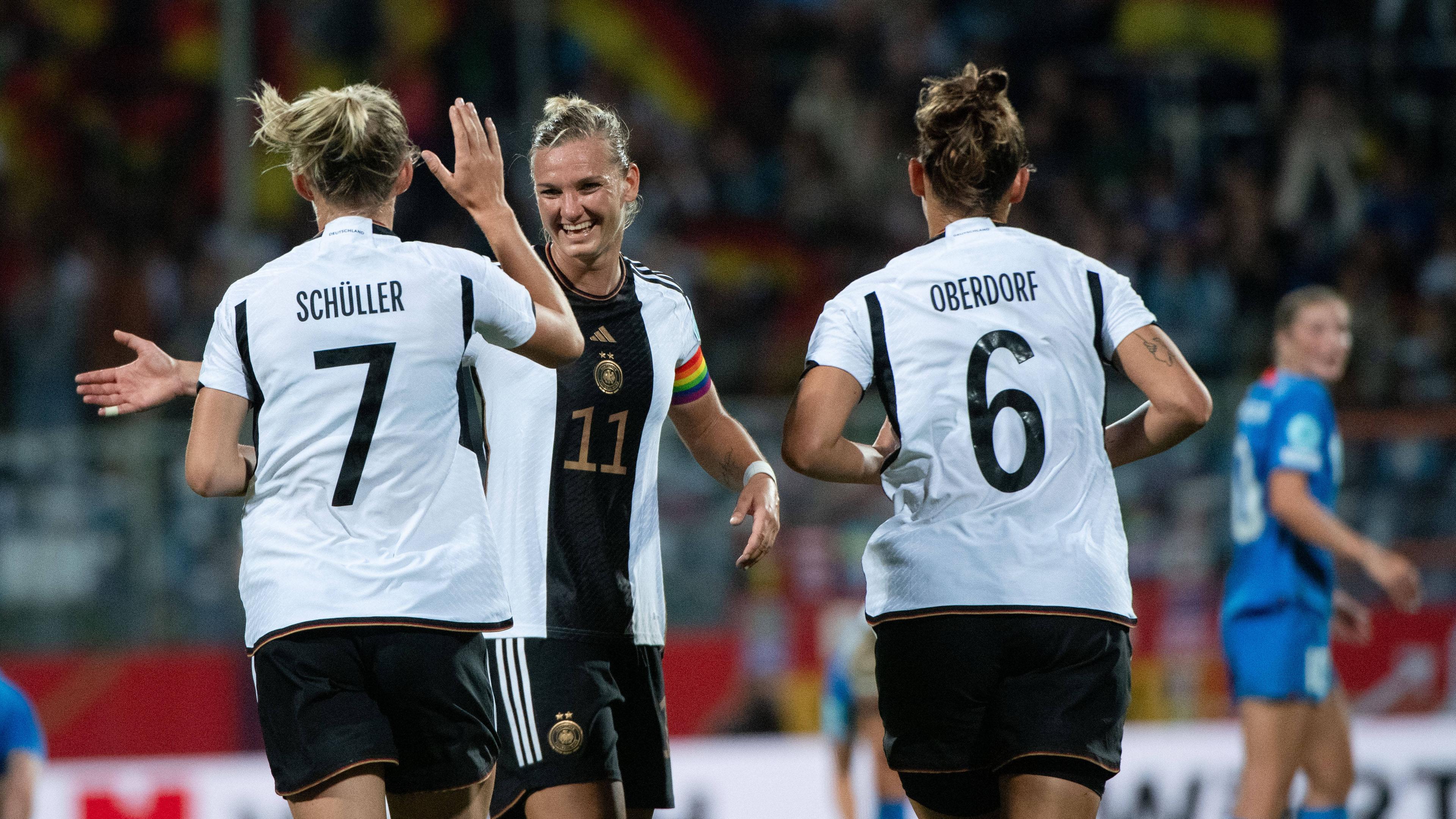 UEFA Frauen Fussball Nations League, Deutschland - Island: Alexandra Popp (Deutschland, 11), Lea Schueller (Deutschland, 07), Lena Oberdorf (Deutschland, 06) jubeln ueber das Tor zum 3:0