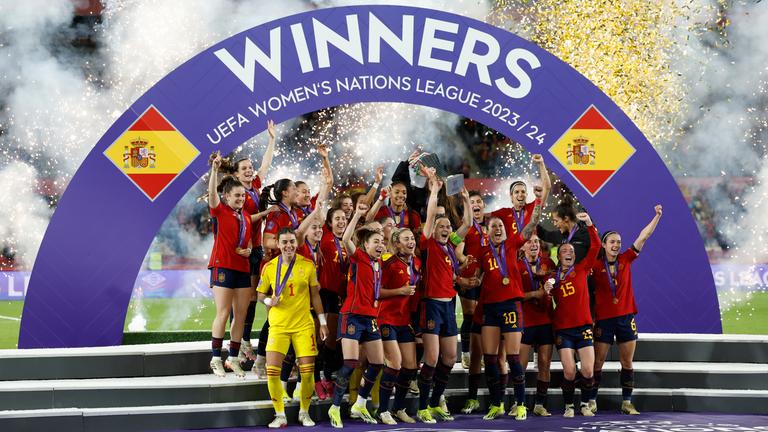 Die spanische Frauennationalmannschaft jubelt über den Sieg in der Nations League 2024